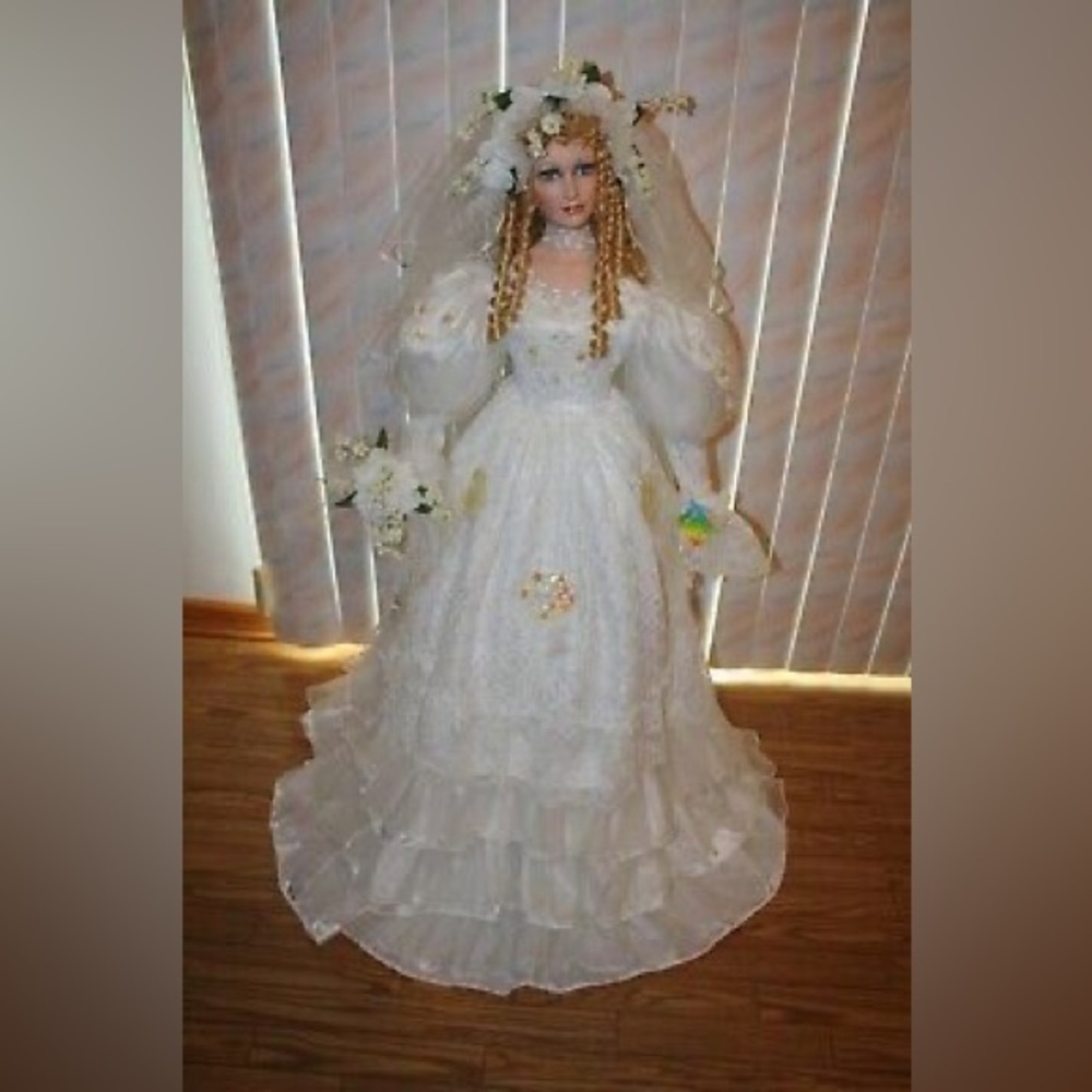 VINTAGE ASHLEY BELLE BRIDE DOLL COLLECTOR ITEM LARGE 42 INCH Excellent condition